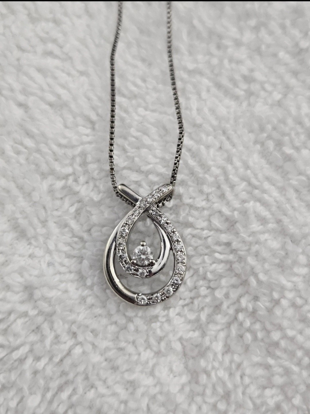 KAY Jewelers 10K White Gold Diamond Infinit Twist Teardrop Necklace 18”